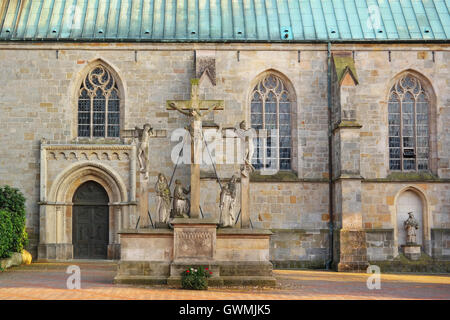 Religiöse Statuen in der Nähe von Sankt Vituskirche in Meppen, Deutschland Stockfoto