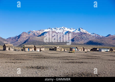 Kleines Dorf des Hirten der Lamas in den Anden. Hohen Anden-Tundra-Landschaft in den Bergen der Anden. Das, was wir Stockfoto