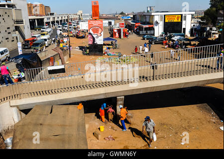Marktplatz. Soweto ist ein Vorort von Johannesburg, Südafrika, kurz für South Western Township. Ein Symbol des Aufstandes gegen die Apartheid. Stockfoto
