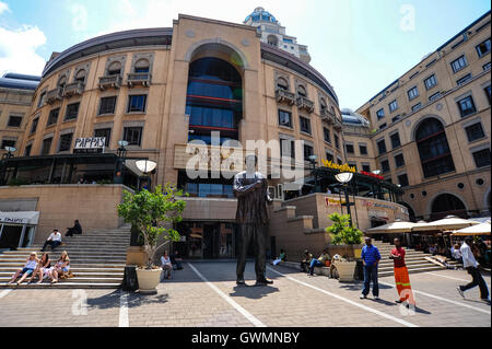 Nelson Mandela Square in Sandton, einem reichen Vorort nach Johannesburg, die größte Stadt in Südafrika. Stockfoto