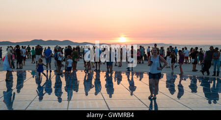 ZADAR, Kroatien - 1. September 2016: Menschen beobachten Sonnenuntergang am circular Solarpanel urban Installation "Gruß an die Sonne". Stockfoto