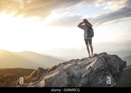 Hübsches Mädchen in schönen Karpaten Stockfoto