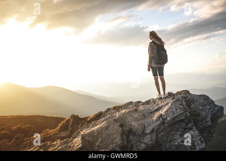 Hübsches Mädchen in schönen Karpaten Stockfoto