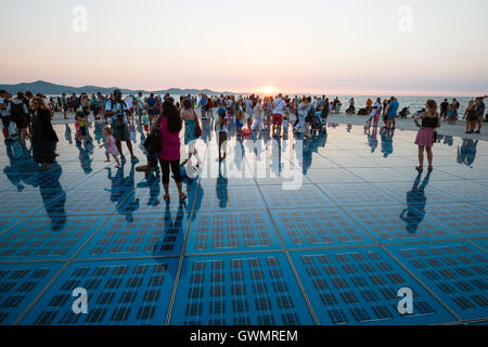 ZADAR, Kroatien - 1. September 2016: Menschen beobachten Sonnenuntergang am circular Solarpanel urban Installation "Gruß an die Sonne". Stockfoto