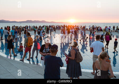 ZADAR, Kroatien - 1. September 2016: Menschen beobachten Sonnenuntergang am circular Solarpanel urban Installation "Gruß an die Sonne". Stockfoto