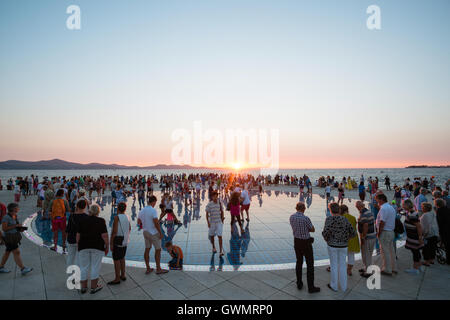 ZADAR, Kroatien - 1. September 2016: Menschen beobachten Sonnenuntergang am circular Solarpanel urban Installation "Gruß an die Sonne". Stockfoto