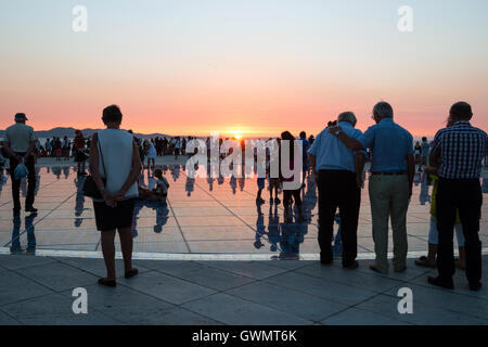 ZADAR, Kroatien - 1. September 2016: Menschen beobachten Sonnenuntergang am circular Solarpanel urban Installation "Gruß an die Sonne". Stockfoto