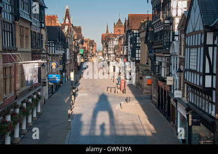 Die mittelalterlichen Zeilen auf Eastgate Street, Chester, Cheshire, England, UK Stockfoto