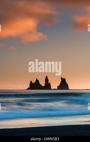 Silhouette Reynisdrangar Rock Säulen bei Sonnenuntergang, Vik Myrdal, Süden Islands Stockfoto