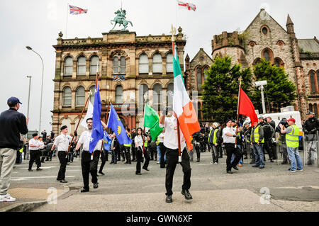 Belfast, Nordirland. 23. August 2015 - parade republikanischen Netzwerk für die Einheit der vorbei Orange Haupthalle Belfasts während einer Gedenkfeier für United Ire Henry Joy McCracken Stockfoto