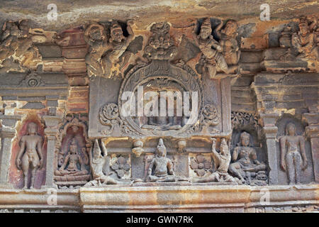 Religiöse Bilder geschnitzt in Fels in einer alten hinduistischen Höhle Tempel Ellora Höhlen nahe Aurangabad, Indien. Stockfoto