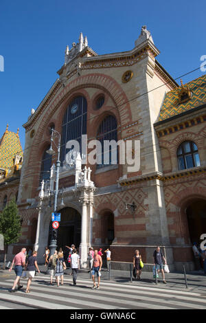 Die große Markthalle, am besten bekannt als der Zentralmarkt in Budapest befindet sich in der Nähe der Szabadság Brücke, auf der Pestseite. Stockfoto