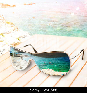 Sonnenbrillen am Strand Stockfoto