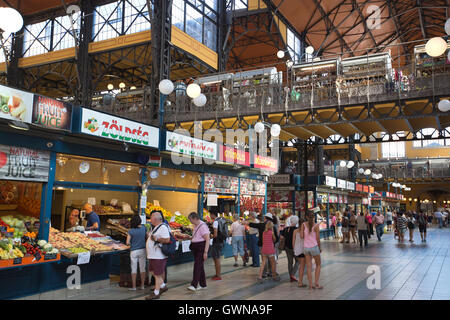Die große Markthalle, am besten bekannt als der Zentralmarkt in Budapest befindet sich in der Nähe der Szabadság Brücke, auf der Pestseite. Stockfoto