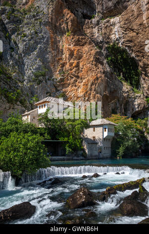 Die karstige Quelle des Flusses Buna in Blagaj und Derviche Kloster (Tekke). Bosnien - Herzegowina. Stockfoto