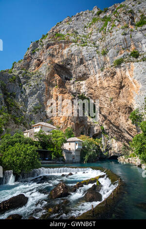 Die karstige Quelle des Flusses Buna in Blagaj und Derviche Kloster (Tekke). Bosnien und Herzegowina. Stockfoto