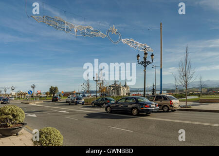 Pereda Promenade mit Lichtern und Weihnachtsschmuck dekoriert. Stadt von Santander, Kantabrien, Spanien Stockfoto