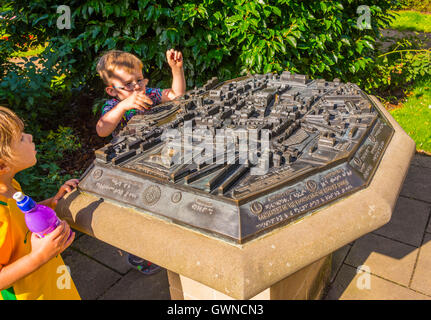 Newark Castle blues Festival Ansichten des Schlosses und der Besucher Newark auf Trent Nottinghamshire Sommer Stockfoto