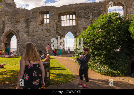 Newark Castle blues Festival Ansichten des Schlosses und der Besucher Newark auf Trent Nottinghamshire Sommer Stockfoto