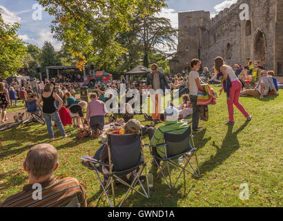 Newark Castle blues Festival Ansichten des Schlosses und der Besucher Newark auf Trent Nottinghamshire Sommer Stockfoto