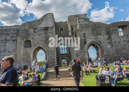 Newark Castle blues Festival Ansichten des Schlosses und der Besucher Newark auf Trent Nottinghamshire Sommer Stockfoto