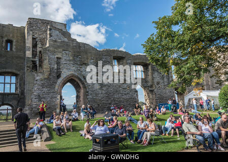 Newark Castle blues Festival Ansichten des Schlosses und der Besucher Newark auf Trent Nottinghamshire Sommer Stockfoto