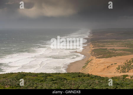 Blick auf die Westküste der USA, von der Point Reyes Leuchtturm, Blick nach Norden, entlang der Point Reyes Landzunge aus gesehen. Stockfoto