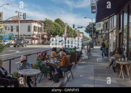 Allgemeine Straßenansicht auf Valencia Street in der Nähe der Kreuzung der 21st Street im Stadtteil Mission, San Francisco, CA, USA. Stockfoto