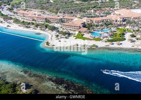 Luftbild von Santa Barbara Plantage und Resort mit Strand auf Curacao Stockfoto