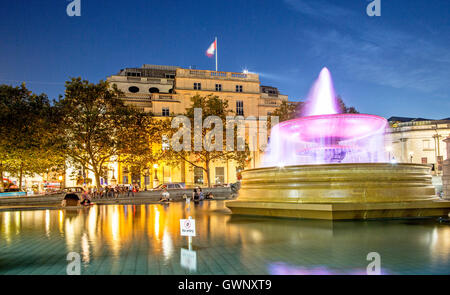 Ein Brunnen bei Nacht Trafalgar Square London UK Stockfoto