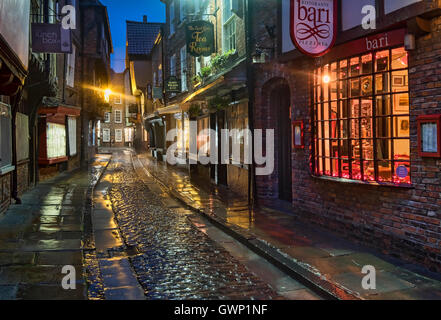 Das Historic Trümmern 14. Jahrhundert in der Nacht, Stadt York, North Yorkshire, England, UK Stockfoto