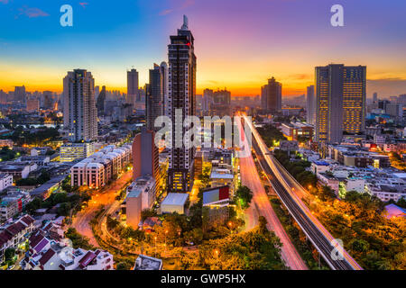 Bangkok, Thailand-Skyline von Krung Thon Buri. Stockfoto