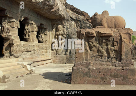 Alten Hindu-Tempel aus Festgestein Ellora Höhlen nahe Aurangabad Indien geschnitzt. Höhle Nr. 21 (Rameshwar). Stockfoto