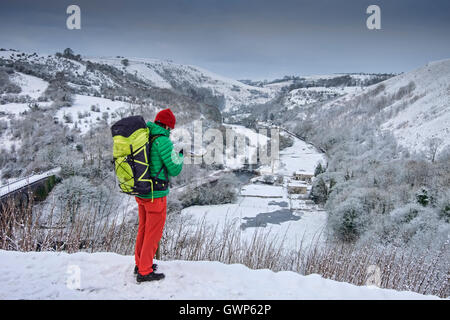 Walker in bunten Kleidern an Monsal Spitze mit Blick auf Monsal Dale im Winter, Peak District National Park, Derbyshire, England Stockfoto