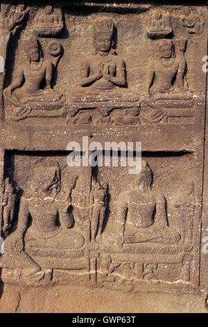 Religiöse Schnitzereien rund um den Eingang zu einer Höhle Buddhistentempel in Ellora Höhlen in Indien. Stockfoto