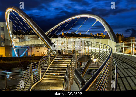 Die Celtic Gateway Bridge bei Nacht, Holyhead, Anglesey, North Wales, UK Stockfoto