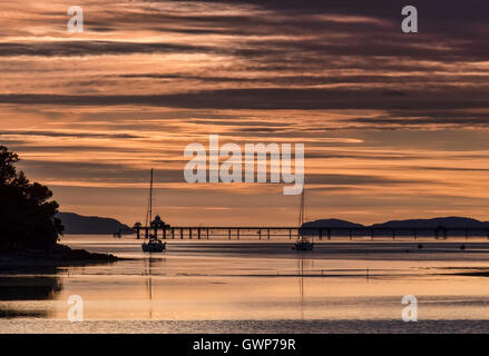 Sonnenaufgang über die Menai Straits, Bangor Pier & Great Orme, Anglesey, North Wales, UK Stockfoto