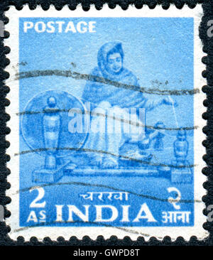 Indien - ca. 1955: Briefmarke gedruckt in Indien, zeigt Charkha Operator, ca. 1955 Stockfoto