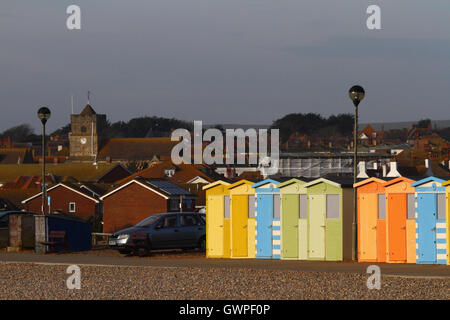 Linie der hölzernen Umkleidekabinen am Meer an einem Winternachmittag, Seaford, Ostsussex, England Stockfoto