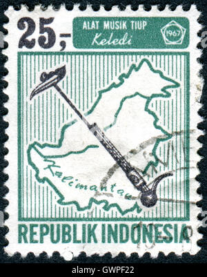 Briefmarke gedruckt in Indonesien, zeigt Keledi Musikinstrument (eine Art Flöte) von der Insel Kalimantan (Borneo). Stockfoto