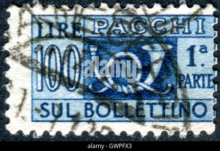 Italien - ca. 1956: Parcel Poststempel gedruckt in Italien, zeigt das traditionelle Posthorn und bare Münze, ca. 1956 Stockfoto