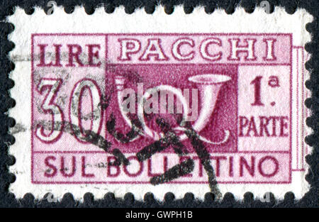 Italien - ca. 1956: Parcel Poststempel gedruckt in Italien, zeigt das traditionelle Posthorn und bare Münze, ca. 1956 Stockfoto