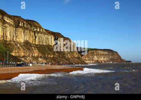 Blick auf East Cliffs und Rock-A-Nore Beach, Hastings, East Sussex, England, Großbritannien Stockfoto