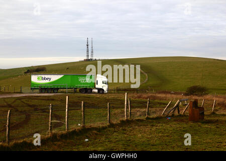 Abtei Logistics Group Lastwagen an firle Beacon begrenzt, South Downs National Park, East Sussex, England, Großbritannien Stockfoto