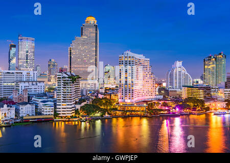 Skyline von Bangkok, Thailand auf den Fluss Chao Phraya. Stockfoto