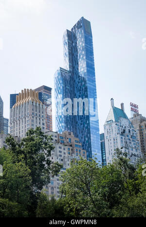 One57 gegen über anderen Wolkenkratzern auf 57th Street südlich des Central Park in New York City Stockfoto