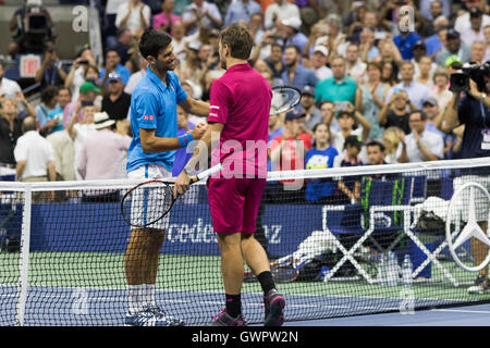 Stan Wawrinka (SUI) Gewinner der 2016 uns Open Herren Endspiel mit Läufer sich Novak Djokovic (SRB) Stockfoto