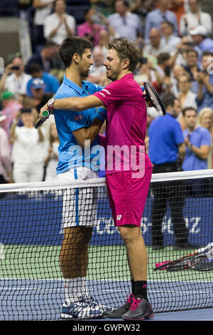 Stan Wawrinka (SUI) Gewinner der 2016 uns Open Herren Endspiel mit Läufer sich Novak Djokovic (SRB) Stockfoto