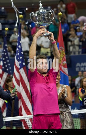 Stan Wawrinka (SUI) Gewinner des 2016 uns Open Herren Finale Meisterschale halten. Stockfoto