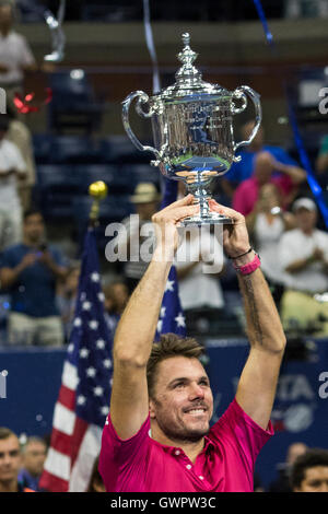 Stan Wawrinka (SUI) Gewinner des 2016 uns Open Herren Finale Meisterschale halten. Stockfoto